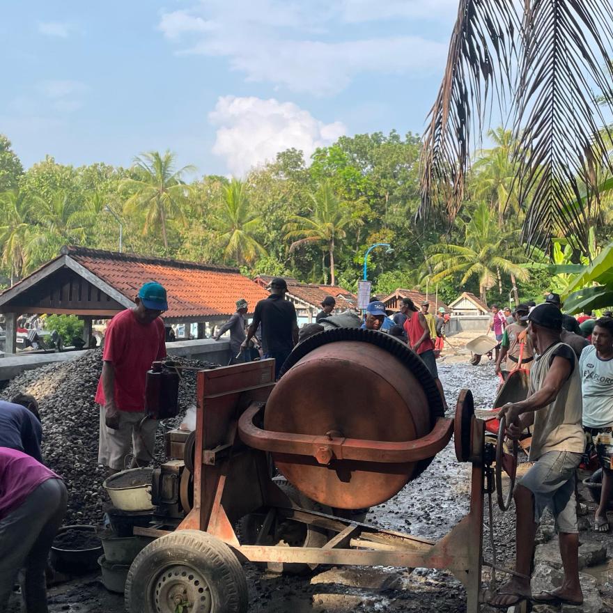 Gotong Royong Pembangunan Corblok Jalan Selatan Makam Sari Kalurahan Kanoman.